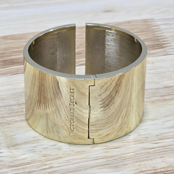 Victoria’s Secret Scandalous Hinge Gold Tone Cubic Zirconia Cuff Bangle Bracelet - Picture 8 of 12